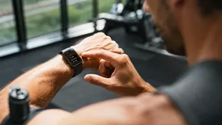 Relógio ou smartband para treino: quais métricas realmente ajudam